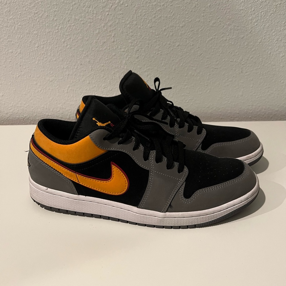 Mens size 10.5 Nike AJ1 low